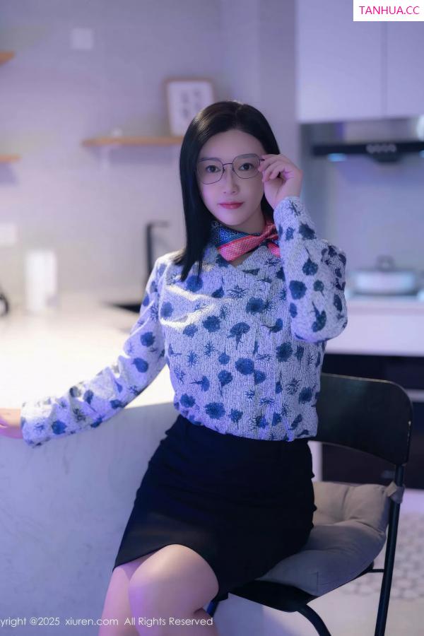   [XiuRen]高清写真图 2025.10.14 No.10866 雅茹老师 OL服饰第3张图片